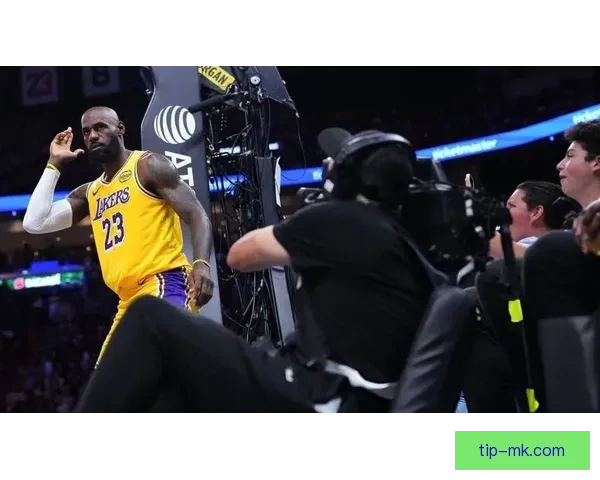 勒布朗复出五场全胜背靠背三双创六项纪录